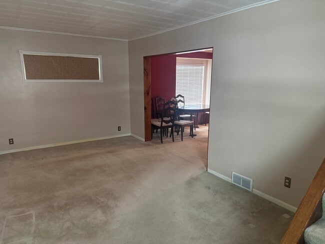 Family room - 1335 Parkman Rd NW