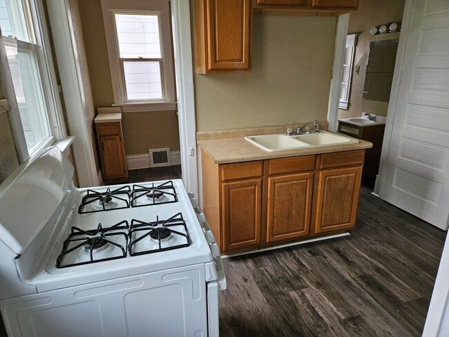 Building Photo - MOVE IN SPECIAL! 1ST MONTH RENT FREE! JUST...