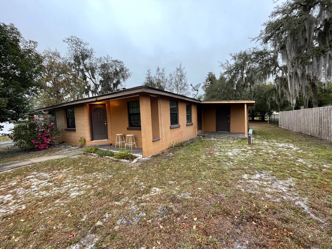 106 W 2nd St, DeBary, FL 32713 Townhouse for Rent in DeBary, FL