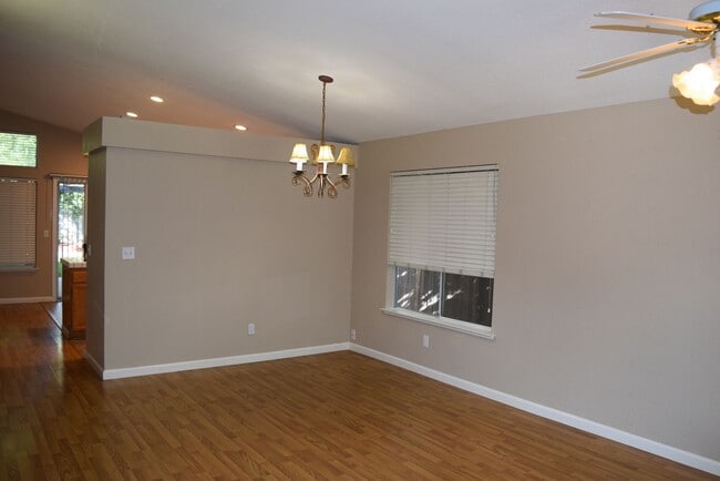 Building Photo - 104 Hibiscus Ct