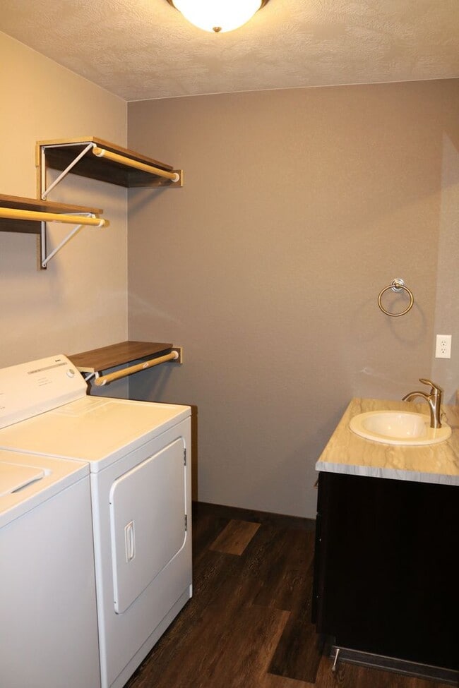 Building Photo - Spacious 3BR Townhome on Quiet Cul-de-Sac | 2,000+ Sq Ft & Attached Garage!