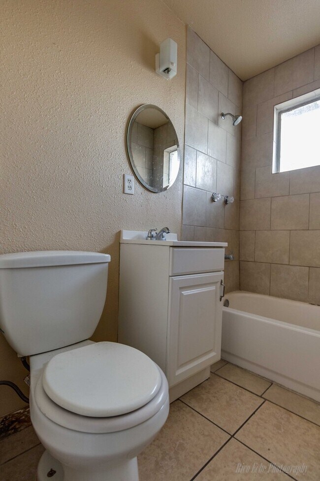 Foto del edificio - Spacious Single Story Home, Call and Sched...