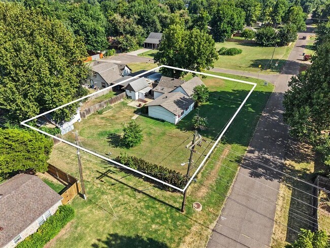 Building Photo - 207 E Juniper Ln