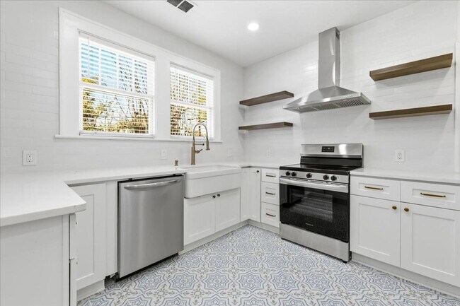 Building Photo - Move-In Ready 3BR/1.5BA Home with Private Backyard