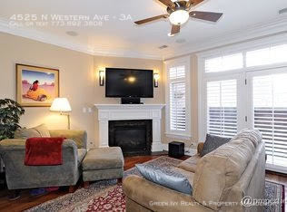 Foto del edificio - Amazing Lincoln Square Condo w/ TWO Parkin...