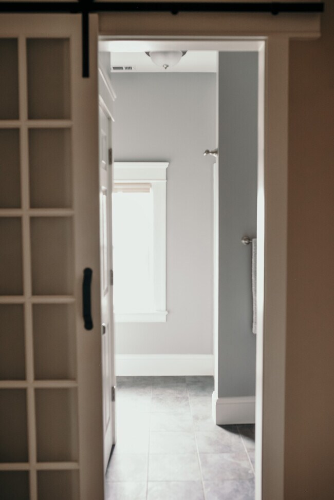 Building Photo - 1118 Columbia Ave, Unit #2 (upstairs apartment)