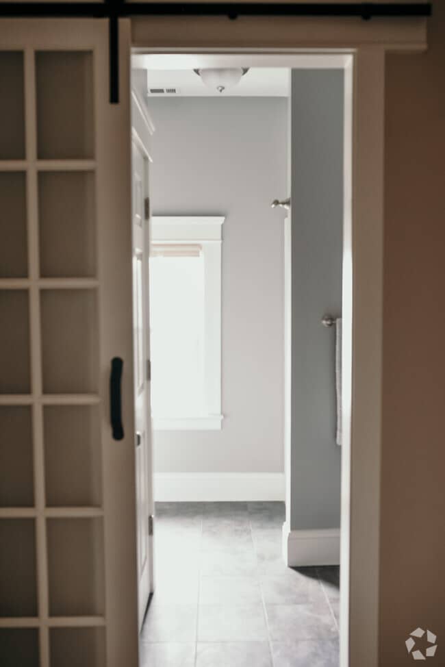 Building Photo - 1118 Columbia Ave, Unit #2 (upstairs apartment)