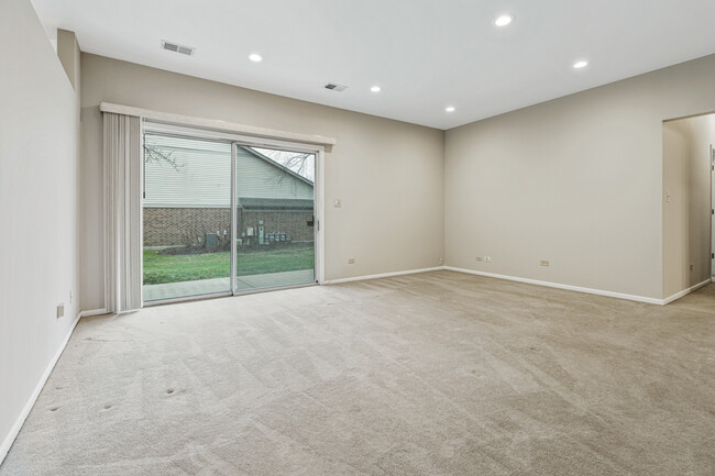Building Photo - 1665 Commodore Ct