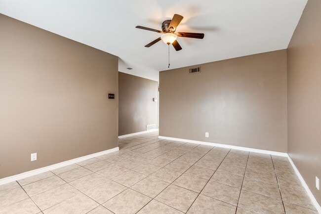 Building Photo - Conveniently situated 3-bedroom, 2 bath home in established Greenbriar neighborhood.