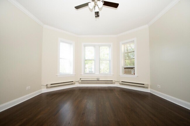 Foto del edificio - 3815 N Greenview Ave