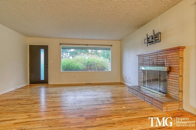 Building Photo - Large Pet Friendly Ranch Style Home w/ 4 B...