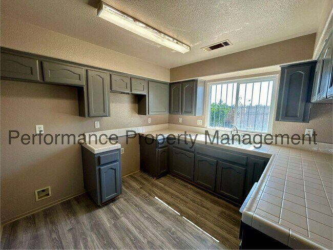 Building Photo - 3 Bed/2 Bath Home in Delano with Solar and...