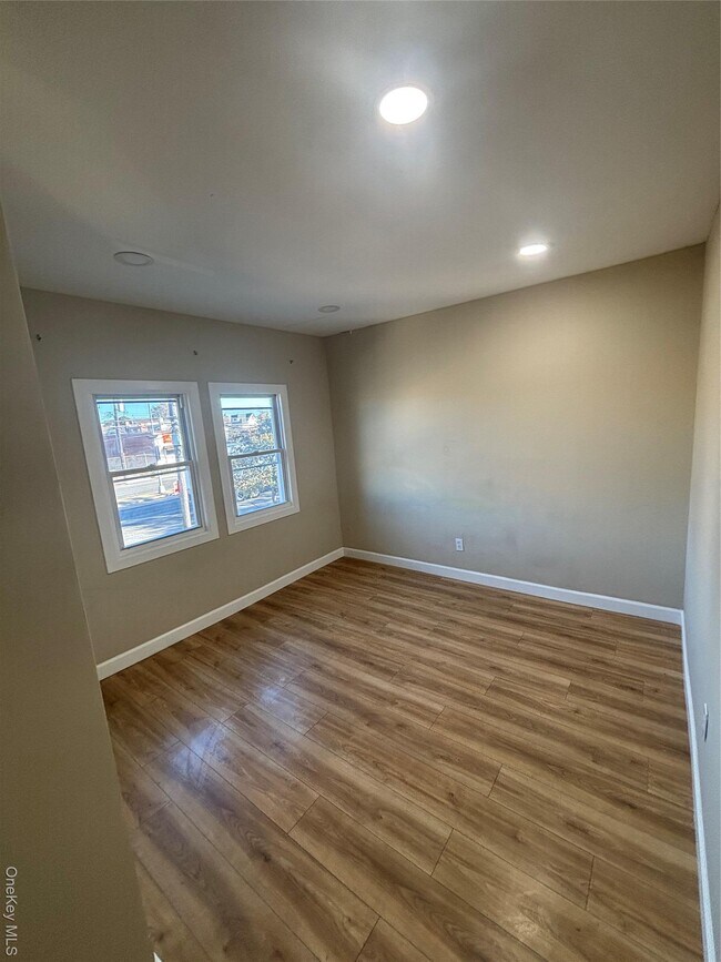 Foto del edificio - 132-30 Cross Bay Blvd