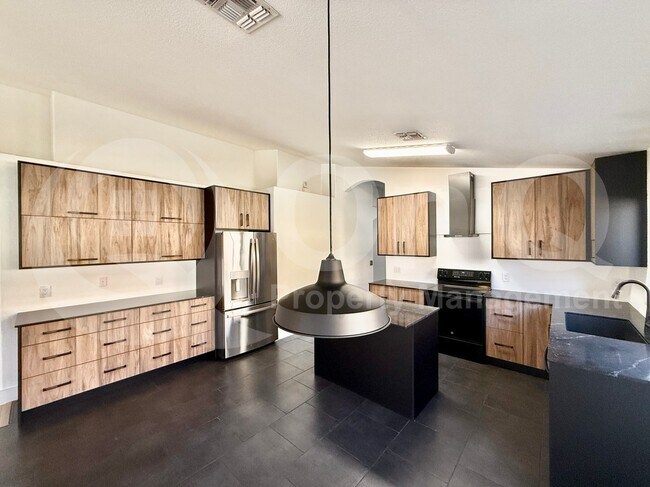 Building Photo - 2021 E Caldwell St