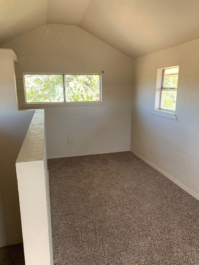 Building Photo - 2912 SW J Ave