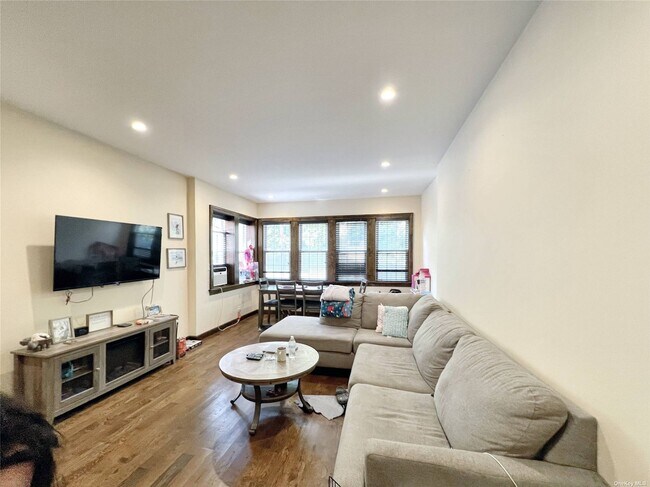 Foto del edificio - 76-44 Park Ln S