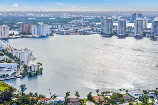 Foto del edificio - 18975 Collins Ave