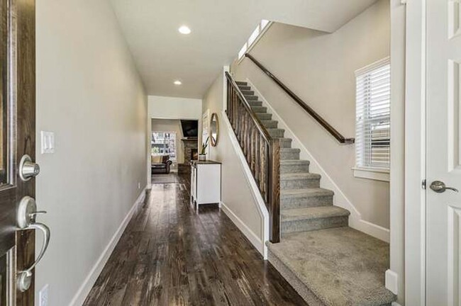 Building Photo - Beautiful home in a newer neighborhood on ...