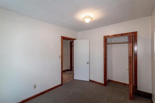 Building Photo - 807 E Center St