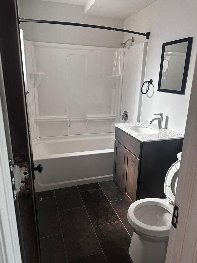 Building Photo - 552 3rd St