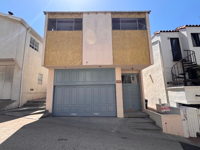 Building Photo - 320 23rd Pl