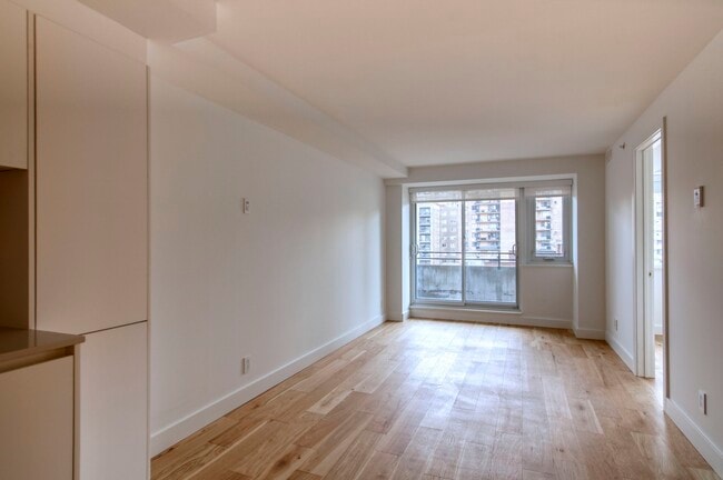 Building Photo - 3460 Rue Peel