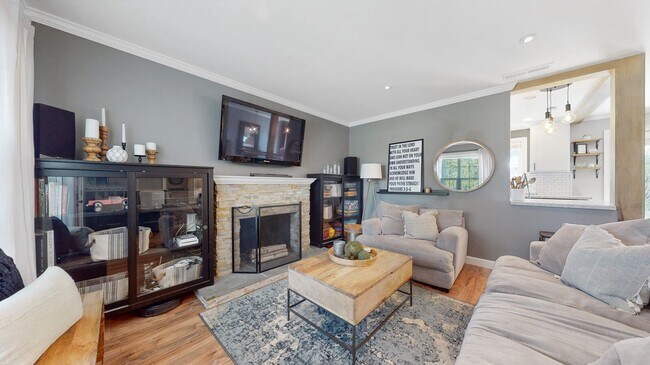 Foto del edificio - Completely remodeled 3 bedroom 2 bath near...