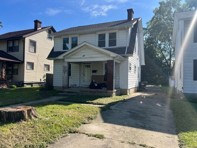 Building Photo - 1304 Catalpa Dr.