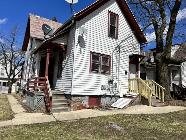 Building Photo - 1037 W Wright St