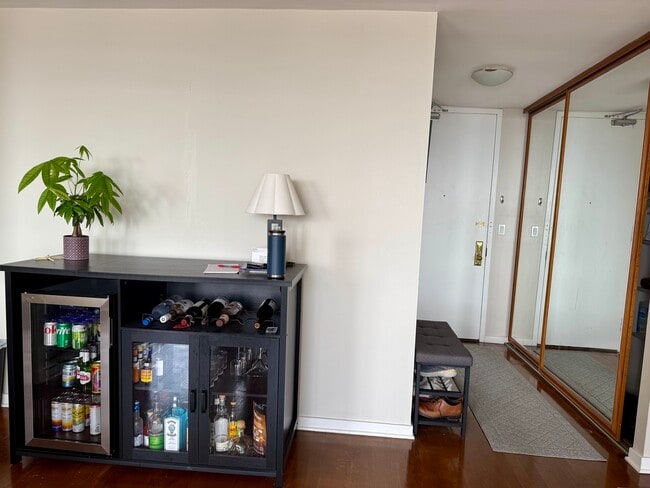 Foto del edificio - 655 W Irving Park Rd