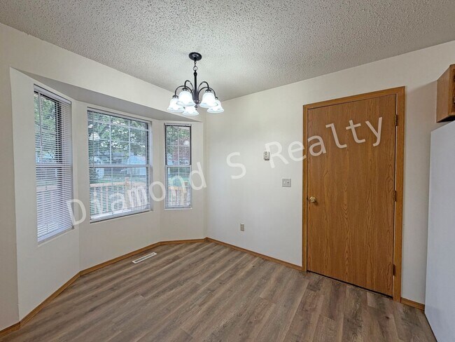 Building Photo - 3 Bed / 1.5 Bath Home - Great South Spring...