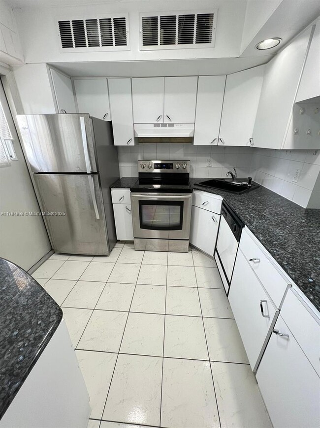 Building Photo - 20200 NE 29th Ct