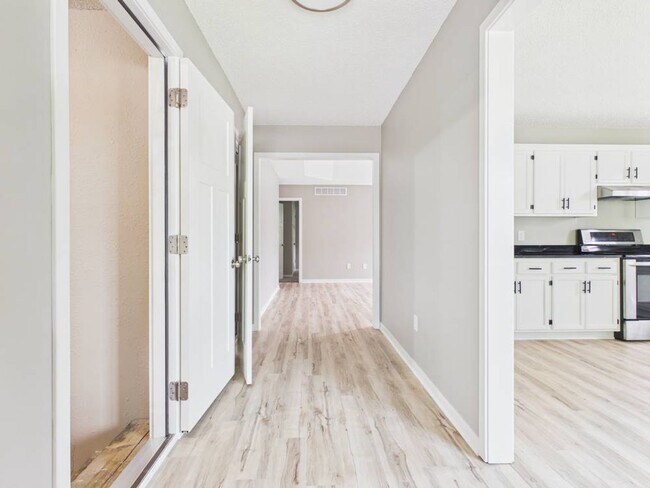 Building Photo - 1206 Foxridge Dr