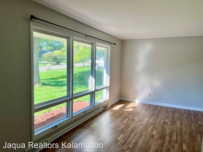 Building Photo - 4 br, 2.5 bath House - 1200 Woodview Dr.