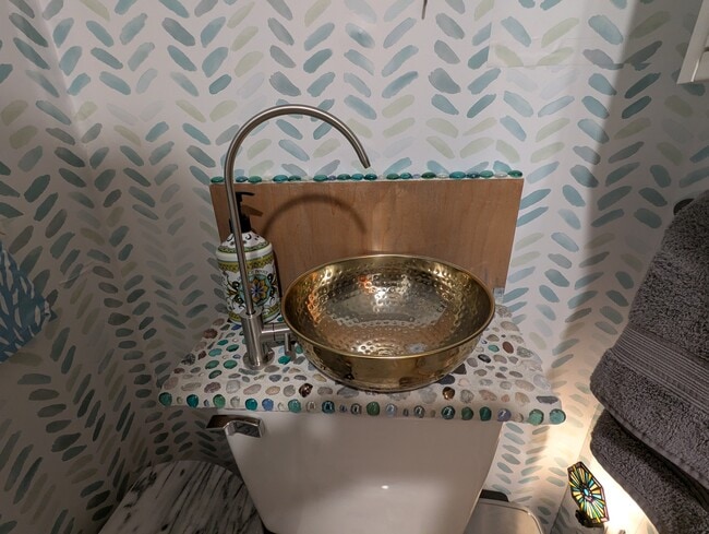 Building Photo - 16 Pine St