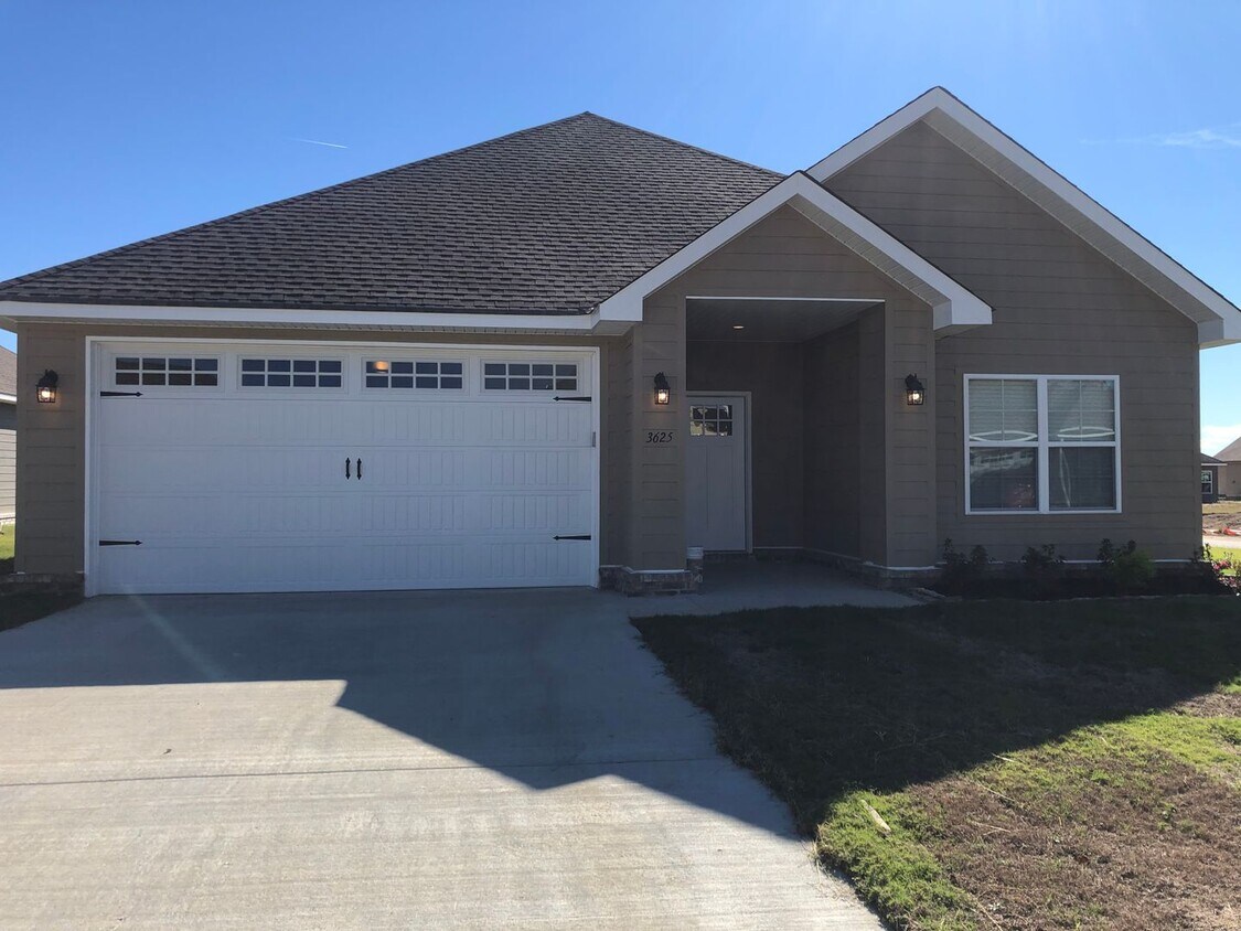 Foto principal - 3 Bedroom Home in Valley View PRE LEASE