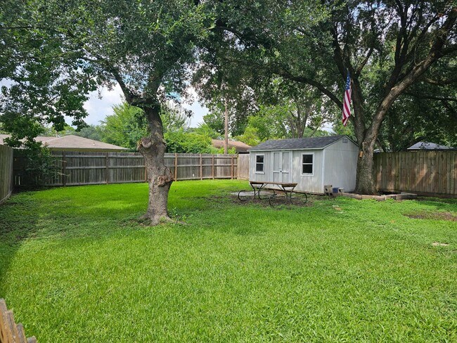 Foto del edificio - 6311 Crestside Dr