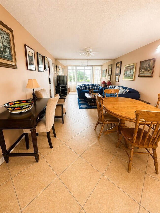 Foto del edificio - 8220 Sunrise Lakes Blvd