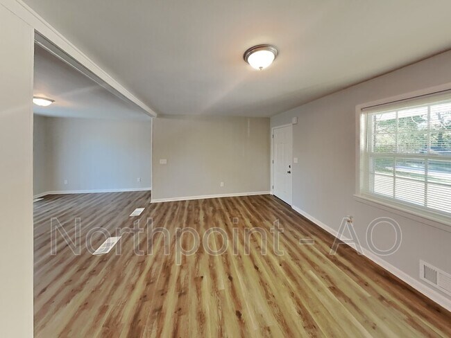 Building Photo - 2685 N Lakeview Dr SW