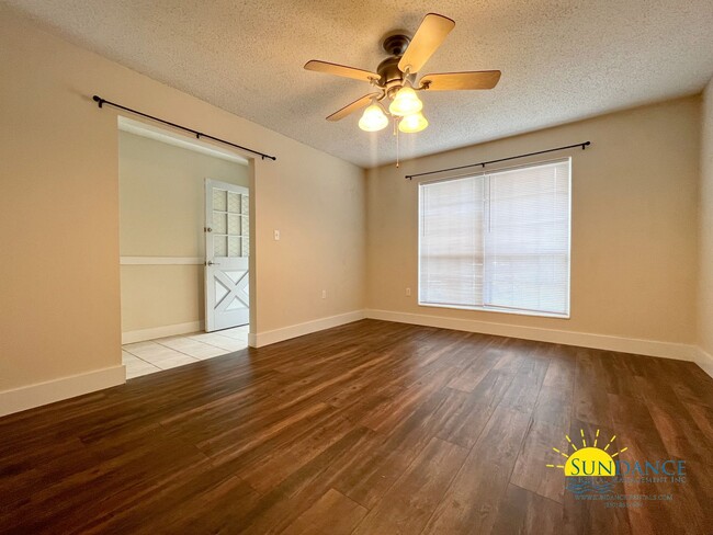 Building Photo - Stunning 3 Bedroom Home in Niceville!
