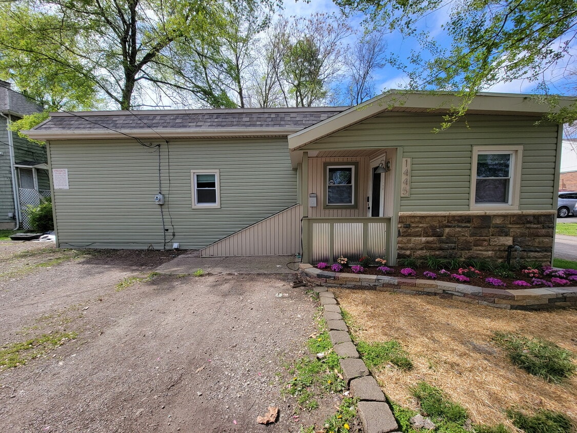 Primary Photo - 1445 Hunter Ave