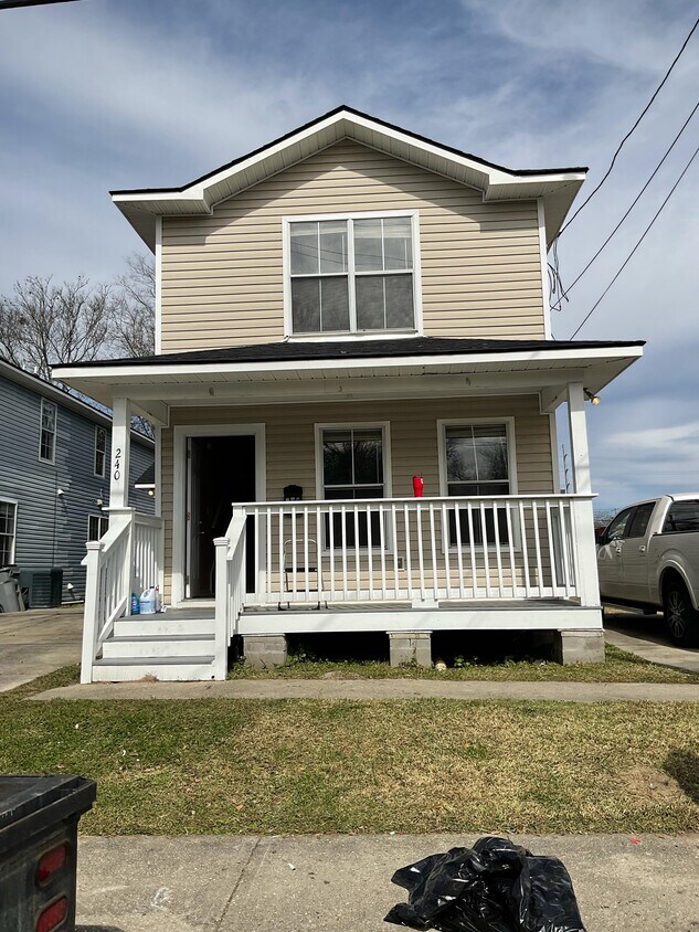 Foto principal - 240 W Garfield St
