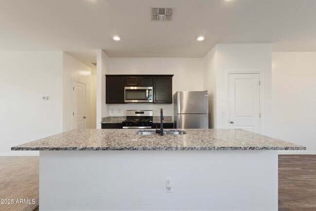 Foto del edificio - 20249 W Woodlands Ave