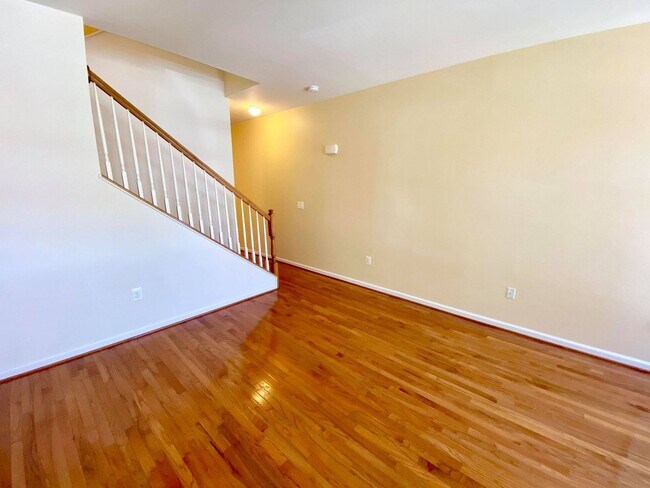 Foto del edificio - Spacious and Sunny Three-Bedroom Old Gouch...