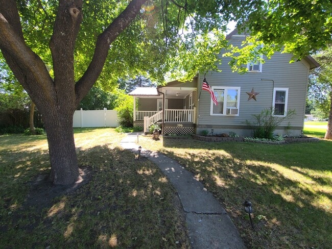 Building Photo - 396 8th Avenue East N