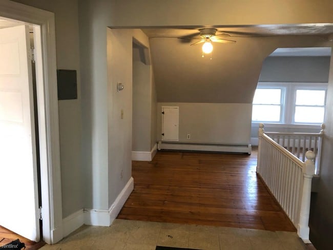 Building Photo - 147 Kent St