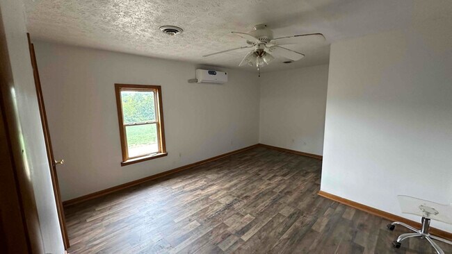 Building Photo - 497 Brookside Dr