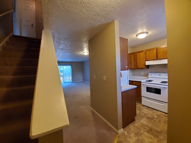 Foto del edificio - 4 bedroom, 2 bathroom duplex.