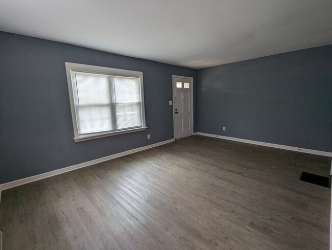 Building Photo - 347 N Roosevelt Ave