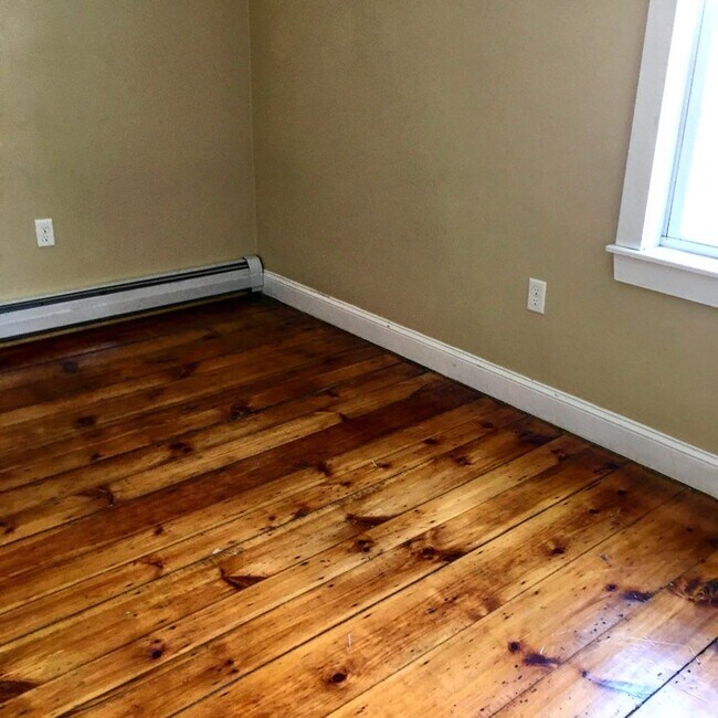 Foto del edificio - Spacious 4-Bedroom Home in Heart of Lowell
